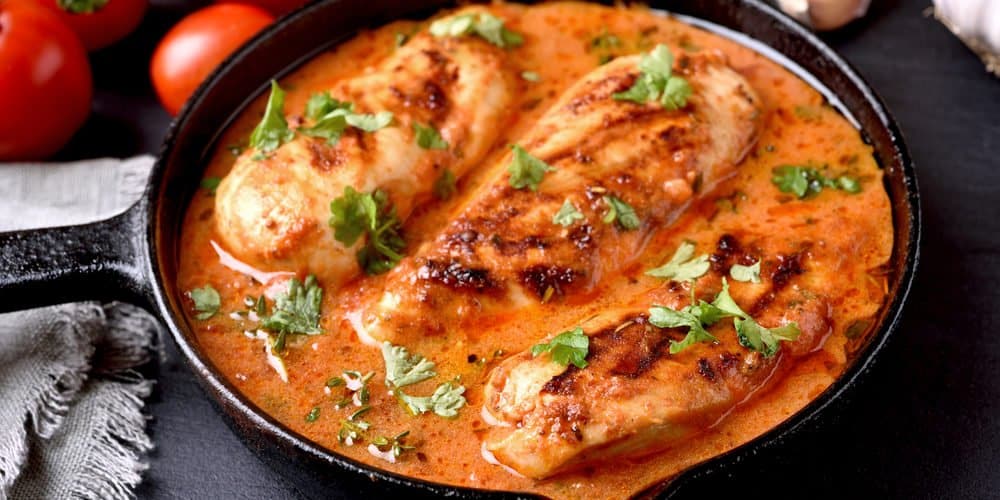 Poulet-sauce-à-la-crème-et-tomates